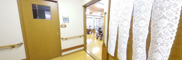 介護施設内の廊下と洗面所