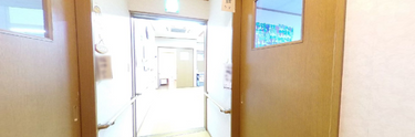 手すり付きの施設内廊下