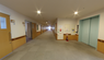 施設内の廊下と事務所の入り口