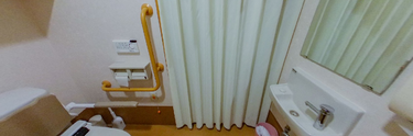 バリアフリー設計の介護施設トイレ
