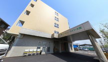 晴れた日の介護施設正面