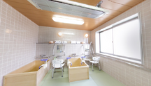 福祉用具完備の明るい浴室