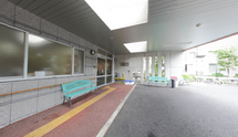 介護施設の入り口と外観