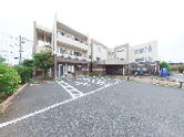 開放感のある施設外観と駐車場