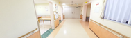 広々とした明るい介護施設内部