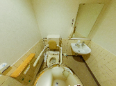 手すり付きのトイレ空間
