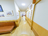 広々とした廊下と掲示板