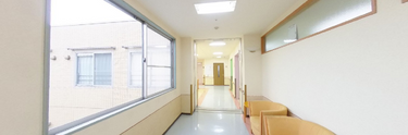 介護施設内部の廊下と空間