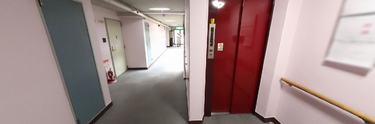明るく整った施設の廊下