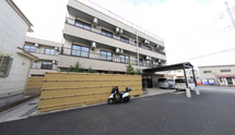 介護施設の外観と緑豊かな庭