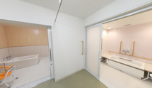 介護施設の内部設備が整った室内