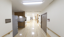 ケア施設の廊下と共用スペース