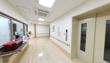 明るく清浄な介護施設内部