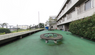 介護施設の庭園と建物