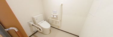 手すり付きの安全なトイレ空間