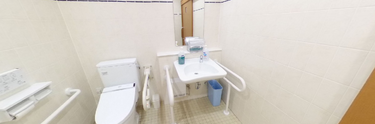 介護施設の清潔なトイレ設備