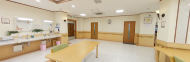 ケア施設内の共有ダイニングエリア