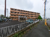 道路沿いの施設外観