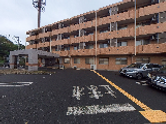 円形の外観が見える施設前  
