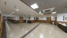 広々とした介護施設の施設内部