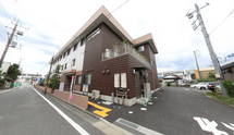 介護施設の外観と通り