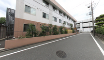 明るい外観の介護施設