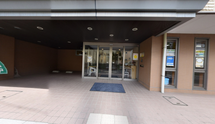 介護施設前の通りとエントランス