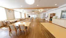 介護施設内の広々とした食堂