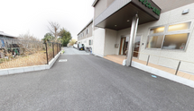 快適なアクセスの施設外観