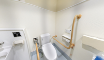 介護施設内のトイレ設備全景