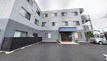 介護施設のエントランスと外観