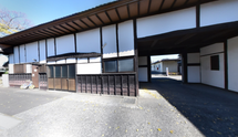 介護施設の中庭と入口