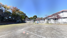 介護施設の外観と広場