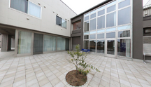 広々とした敷地に立つ職場の建物