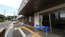 明るく歓迎する施設の入口