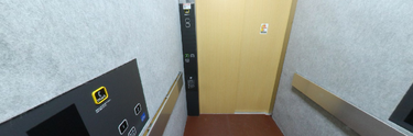 施設内エレベーターと廊下