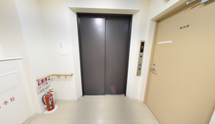 介護施設の廊下と手すり