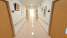 施設の廊下と各部屋の入り口