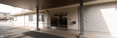 ケア施設の入り口と周辺