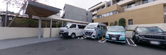 介護施設の外観と駐車場