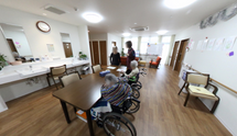 介護施設の共有スペースの全景