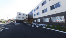 介護施設の外観と駐車場