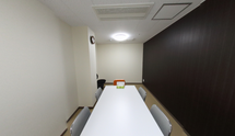 ケア施設内の会議室の内観