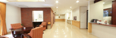 介護施設の明るいロビー