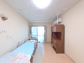 明るい個室の寝室