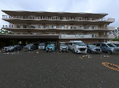 車が並ぶ建物の前庭