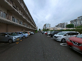 駐車場と建物の外観