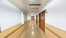 明るく広々とした施設の廊下