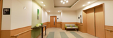 明るい内装の介護施設の廊下
