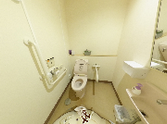 手すり・緊急コール装備のトイレ空間